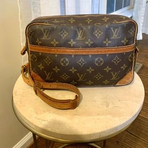 LOUIS VUITTON Monogram Trocadero 27
